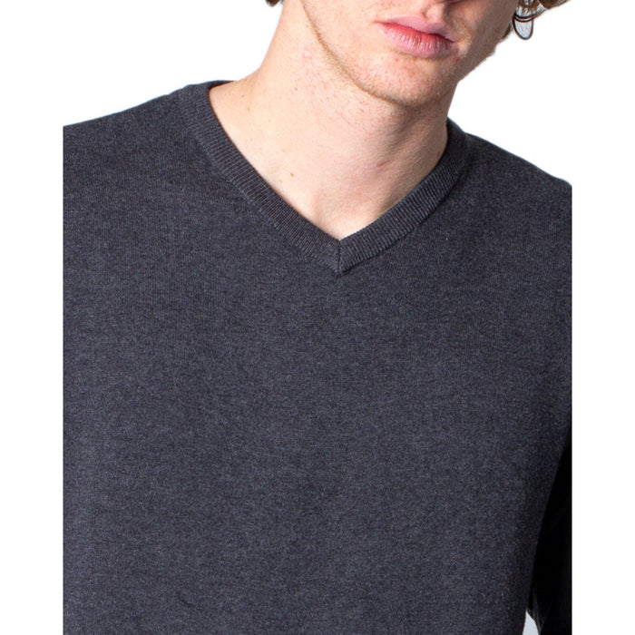 Image 3 : Détail encolure en V du pull homme Jack & Jones gris — delvale
