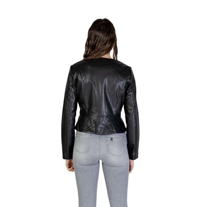 Image 2 : Détail de la veste noire Jacqueline De Yong, coupe moderne et élégante — delvale