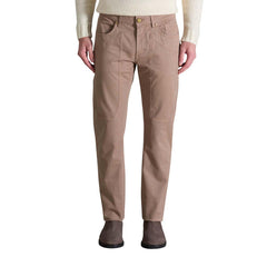 Image 1 : Pantalon homme Jeckerson beige 5 poches coupe droite, porté avec pull crème et bottines marron — Delvale