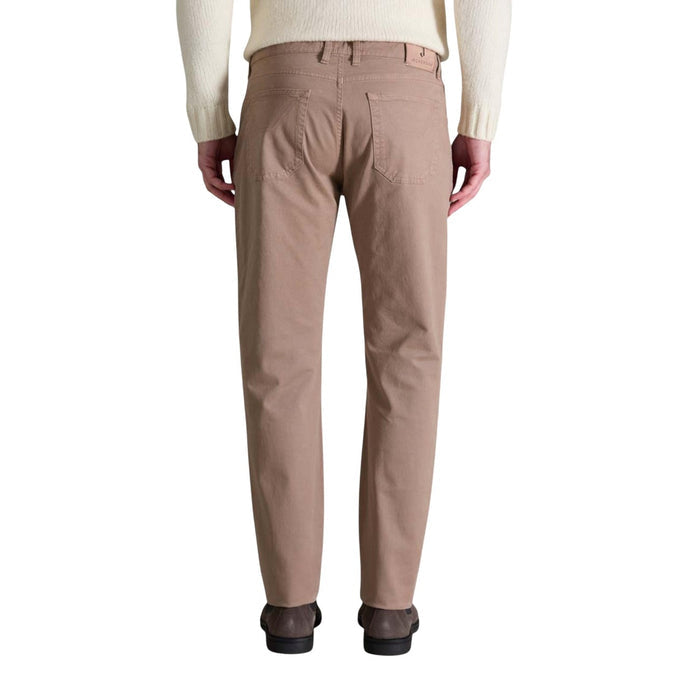 Image 2 : Vue de face du pantalon Jeckerson homme en coton beige avec fermeture bouton doré et poches frontales — Delvale