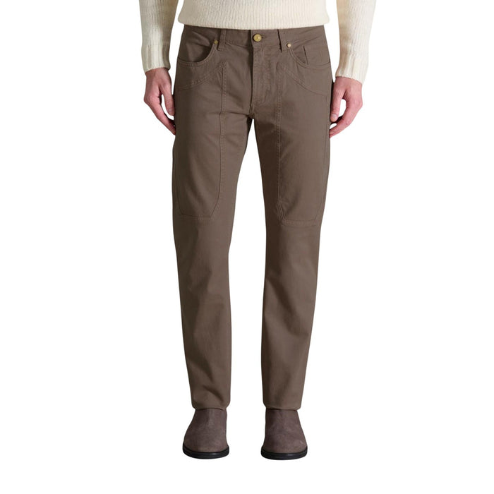 Image 4 : Pantalon Jeckerson homme beige porté en tenue casual chic, vue d'ensemble de la coupe ajustée — Delvale