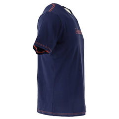 Image 3 : Détail du logo Jeckerson brodé en orange sur t-shirt bleu marine, surpiqûres contrastées aux manches — Delvale