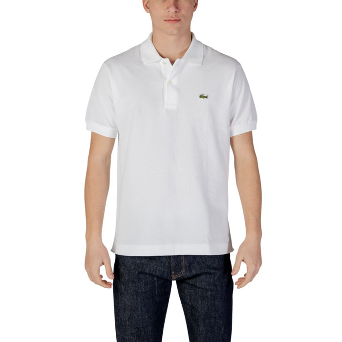 Image 1 : Homme portant un polo Lacoste blanc à manches courtes avec crocodile brodé vert sur la poitrine, associé à un jean brut — Delvale