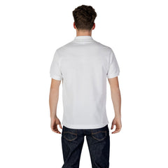 Image 2 : Vue de face du polo Lacoste homme blanc en coton piqué, col polo et fermeture boutons visible, porté sur jean foncé — Delvale
