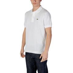 Image 3 : Détail du polo Lacoste homme blanc, mise en avant du crocodile emblématique brodé sur le côté gauche de la poitrine — Delvale