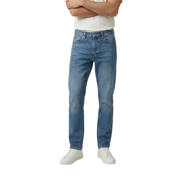 Image 1 : Jean slim Levi's® homme coupe fuselée denim délavé bleu médium porté avec t-shirt blanc et sneakers blanches, vue de face — Delvale