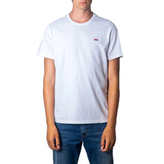 Image 1 : T-shirt homme Levi's blanc à col rond avec logo Batwing brodé sur la poitrine gauche, porté avec un jean brut — Delvale
