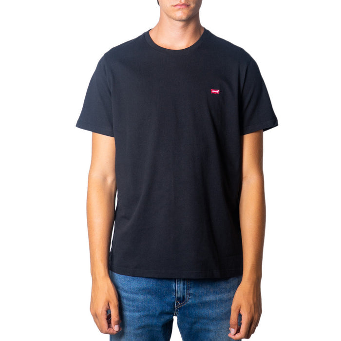 Image 3 : Détail du logo Batwing Levi's brodé en rouge sur la poitrine d'un t-shirt blanc homme — Delvale