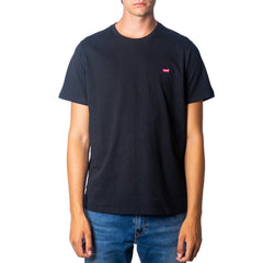 Image 3 : Détail du logo Batwing Levi's brodé en rouge sur la poitrine d'un t-shirt blanc homme — Delvale