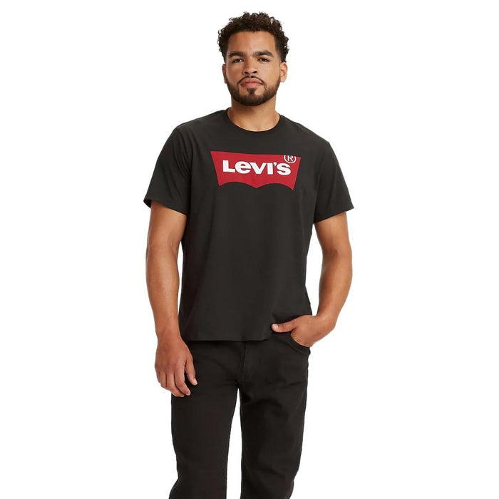 Image 1 : Homme portant le t-shirt Levi's® noir avec grand logo Batwing rouge et blanc imprimé sur la poitrine, manches courtes et encolure ronde — Delvale