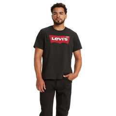 Image 1 : Homme portant le t-shirt Levi's® noir avec grand logo Batwing rouge et blanc imprimé sur la poitrine, manches courtes et encolure ronde — Delvale