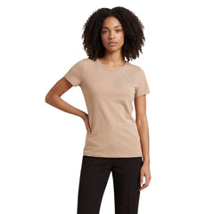 Image 1 : Femme portant un t-shirt Liu Jo beige col rond avec motif strass argenté sur la poitrine, coupe ajustée, vue de face — Delvale
