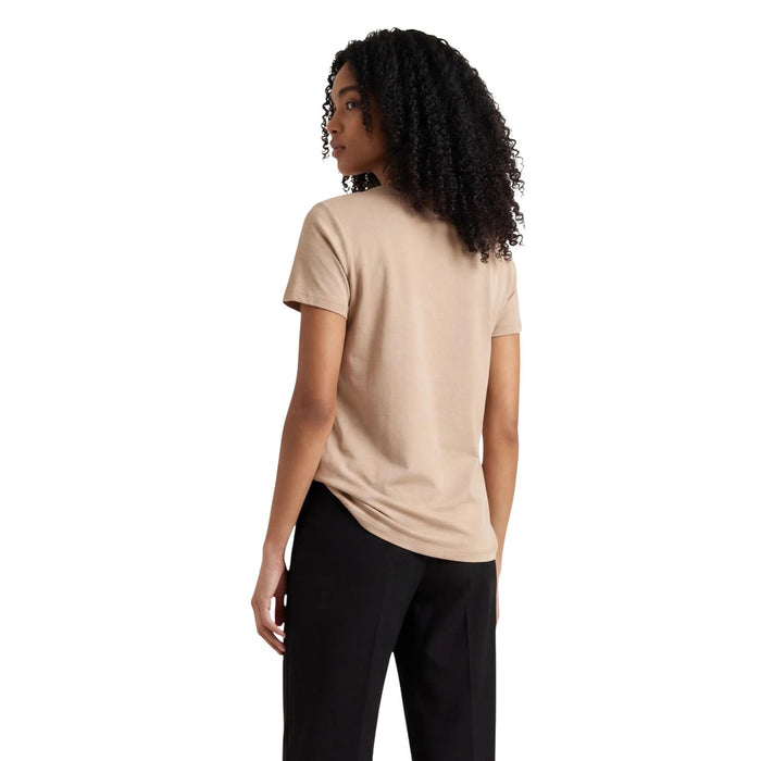 Image 2 : T-shirt Liu Jo femme beige manches courtes, détail du motif strass argenté sur le devant, porté avec un pantalon noir — Delvale