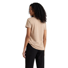 Image 2 : T-shirt Liu Jo femme beige manches courtes, détail du motif strass argenté sur le devant, porté avec un pantalon noir — Delvale