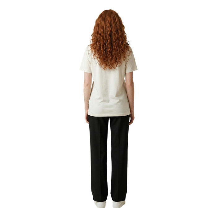 Image 3 : Détail du logo imprimé fleuri Liu Jo sur t-shirt beige femme porté avec un pantalon noir — Delvale