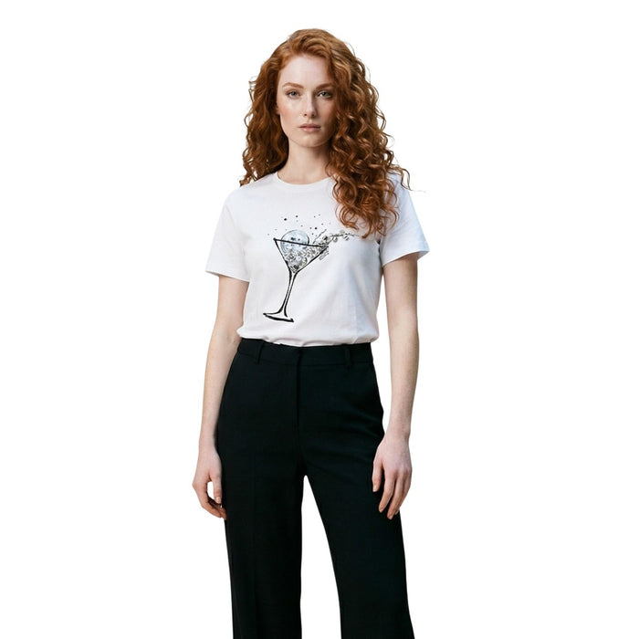 Image 1 : Femme rousse portant un t-shirt Liu Jo blanc à manches courtes avec imprimé verre à cocktail graphique noir et argent, associé à un pantalon noir — Delvale