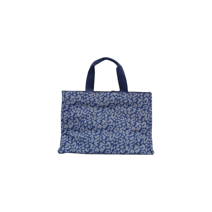 Image 3 : Détail du logo cursif en strass argentés Liu Jo sur tote bag bleu imprimé léopard, fond blanc — Delvale
