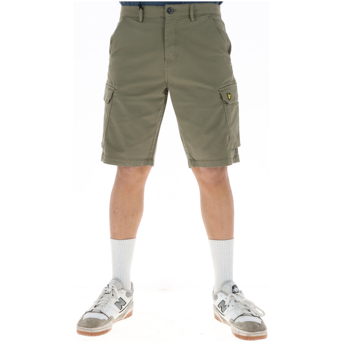 Image 1 : Bermuda cargo Lyle & Scott homme coloris kaki porté de face avec poches latérales visibles et logo brodé jaune sur la cuisse — Delvale
