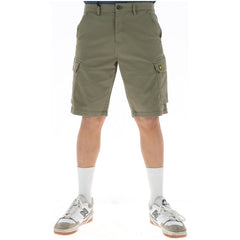 Image 1 : Bermuda cargo Lyle & Scott homme coloris kaki porté de face avec poches latérales visibles et logo brodé jaune sur la cuisse — Delvale