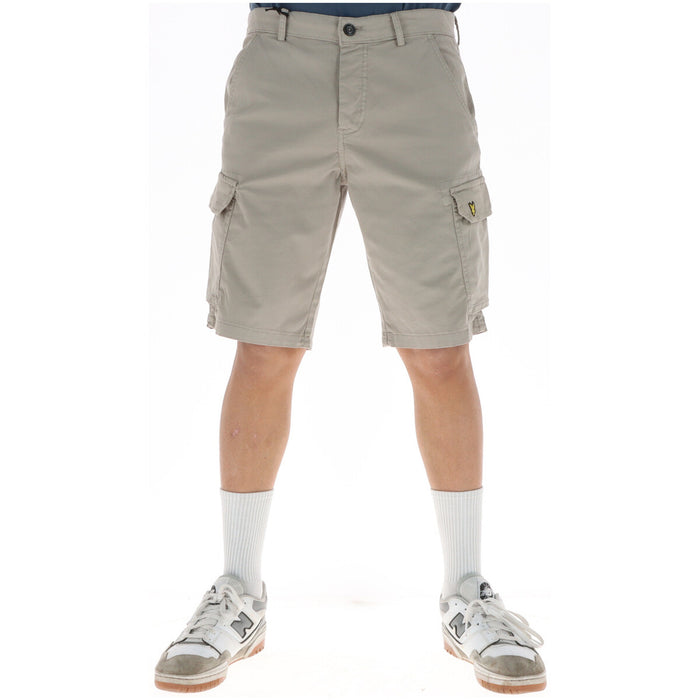 Image 4 : Bermuda cargo Lyle & Scott homme kaki porté avec baskets New Balance blanches et chaussettes hautes — Delvale