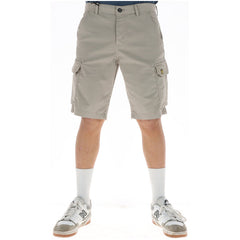 Image 4 : Bermuda cargo Lyle & Scott homme kaki porté avec baskets New Balance blanches et chaussettes hautes — Delvale