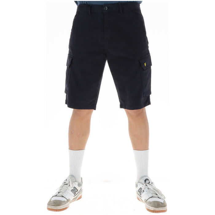 Image 5 : Vue d'ensemble du short cargo homme Lyle & Scott en coton kaki, logo aigle brodé jaune, style casual urban — Delvale