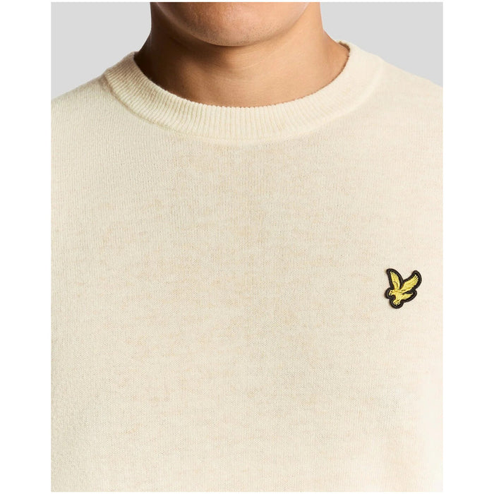 Image 3 : Pull Lyle & Scott homme beige porté, coupe classique et confort optimal — Delvale