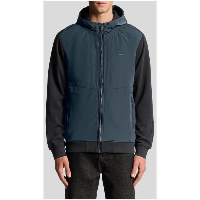 Image 1 : Sweat zippé bimatière à capuche Lyle & Scott homme, corps bleu marine et manches raglan contrastantes noires, porté sur un jean noir — Delvale