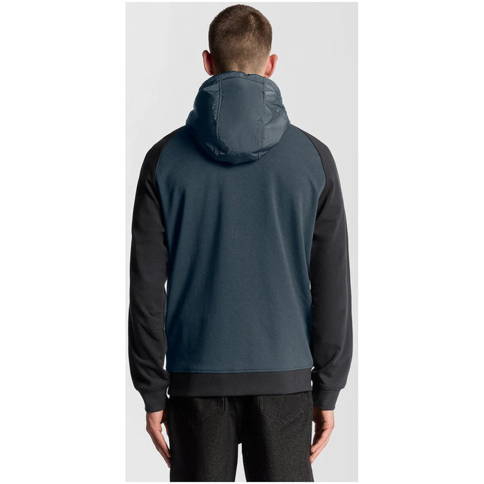 Image 2 : Détail des manches raglan en molleton noir contrastant du sweat zippé bimatière Lyle & Scott homme — Delvale