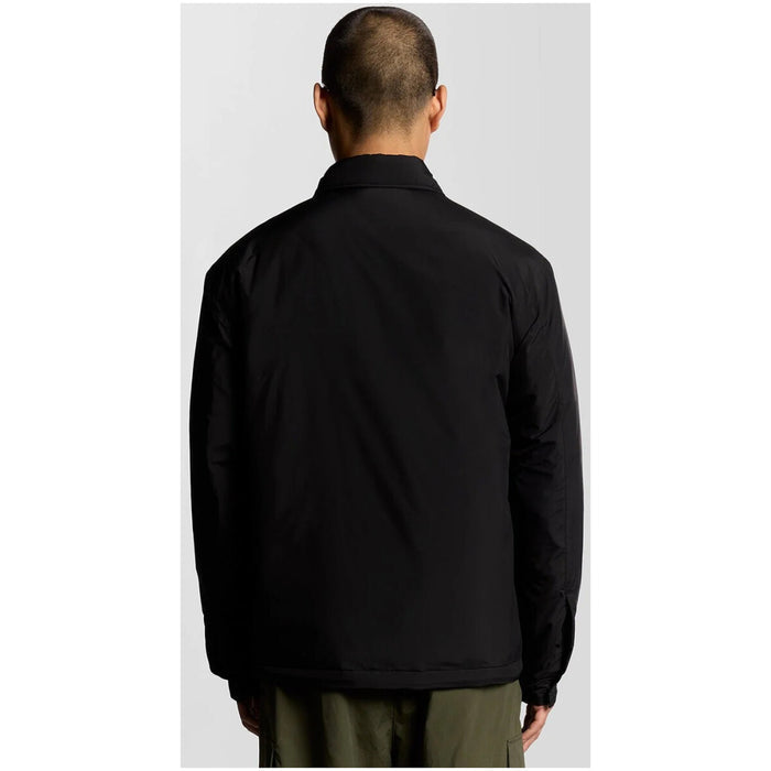 Image 2 : Détail de la veste Lyle & Scott noire montrant les poches frontales et la coupe moderne — Delvale