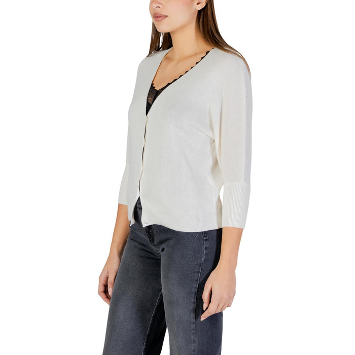 Image 2 : Vue de face du cardigan femme Morgan De Toi en maille fine blanc crème, boutons nacrés au centre et poignets côtelés — Delvale