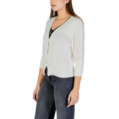 Image 2 : Vue de face du cardigan femme Morgan De Toi en maille fine blanc crème, boutons nacrés au centre et poignets côtelés — Delvale