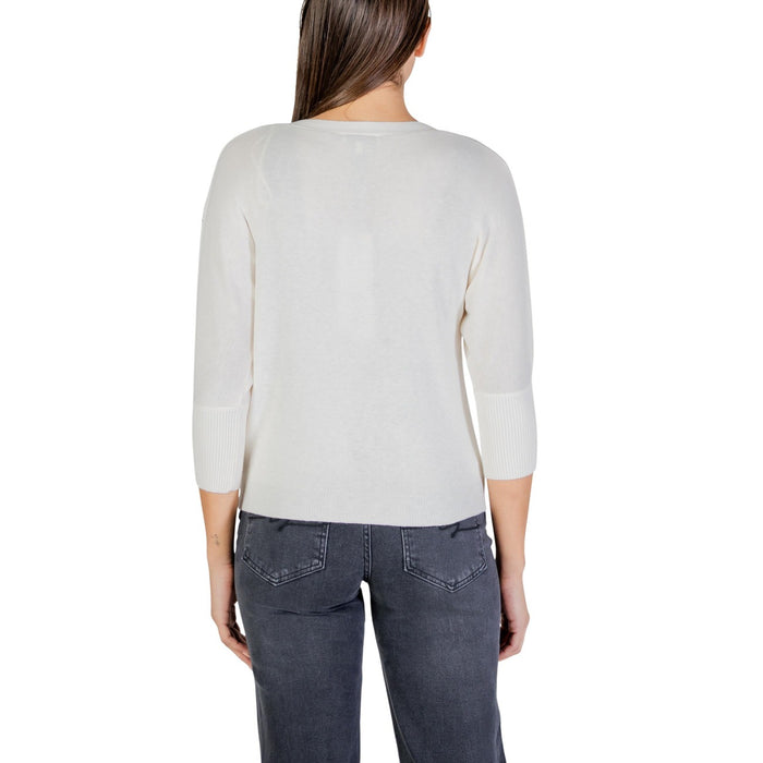 Image 4 : Silhouette féminine en cardigan Morgan De Toi blanc crème col V porté avec un jean gris anthracite, look casual chic — Delvale