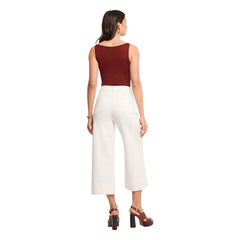 Image 2 : Débardeur femme Morgan De Toi en viscose bordeaux, coupe ajustée et bretelles avec anneaux dorés, porté avec un pantalon blanc — Delvale