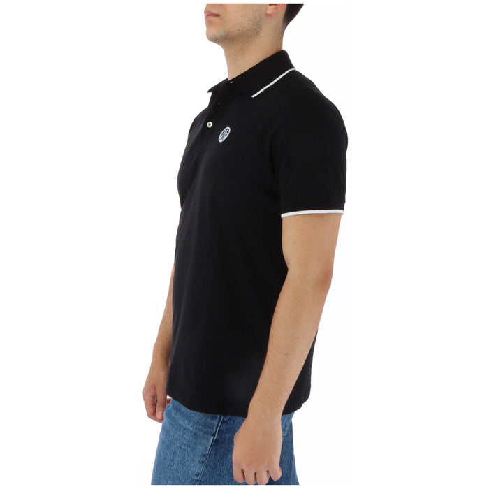 Image 3 : Polo homme North Sails noir, zoom sur badge logo rond brodé poitrine gauche fond blanc — Delvale