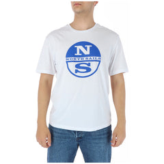 Image 1 : T-shirt North Sails homme blanc avec logo circulaire NS imprimé en bleu roi, porté sur jean, vue de face — Delvale