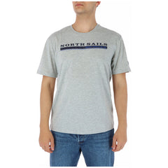 Image 1 : T-shirt North Sails homme gris chiné, imprimé logo North Sails centré sur la poitrine, col rond, manches courtes, porté avec un jean — Delvale