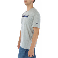 Image 3 : Détail du logo North Sails imprimé sur le t-shirt homme gris, inscription Newport Rhode Island USA — Delvale