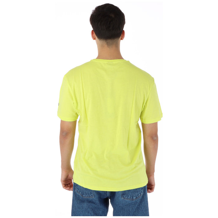 Image 2 : Vue rapprochée du print North Sails Newport Rhode Island USA sur t-shirt jaune, typographie marine contrastée — Delvale
