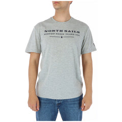 Image 4 : T-shirt North Sails homme jaune porté avec un jean brut, look casual nautique décontracté — Delvale