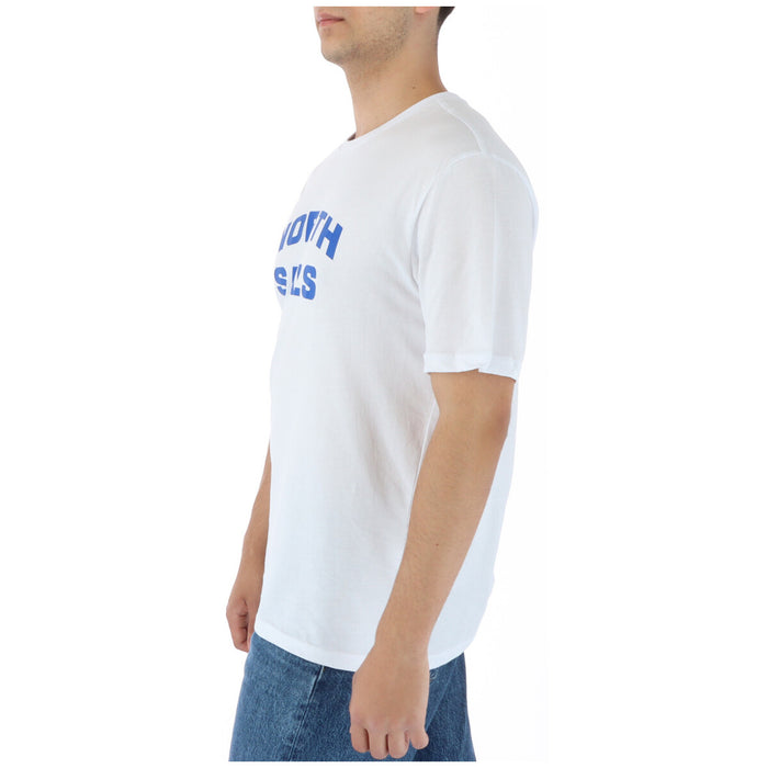 Image 3 : Détail du logo North Sails imprimé en bleu royal sur le devant du t-shirt blanc homme — Delvale