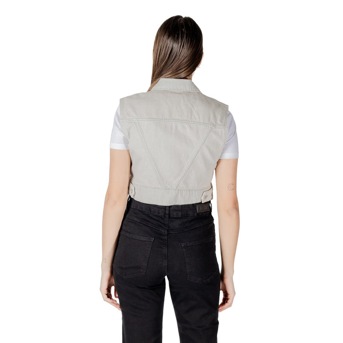 Image 2 : Détail du gilet Only beige femme montrant la coupe sans manches et la matière coton organique — Delvale