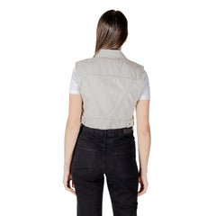 Image 2 : Détail du gilet Only beige femme montrant la coupe sans manches et la matière coton organique — Delvale