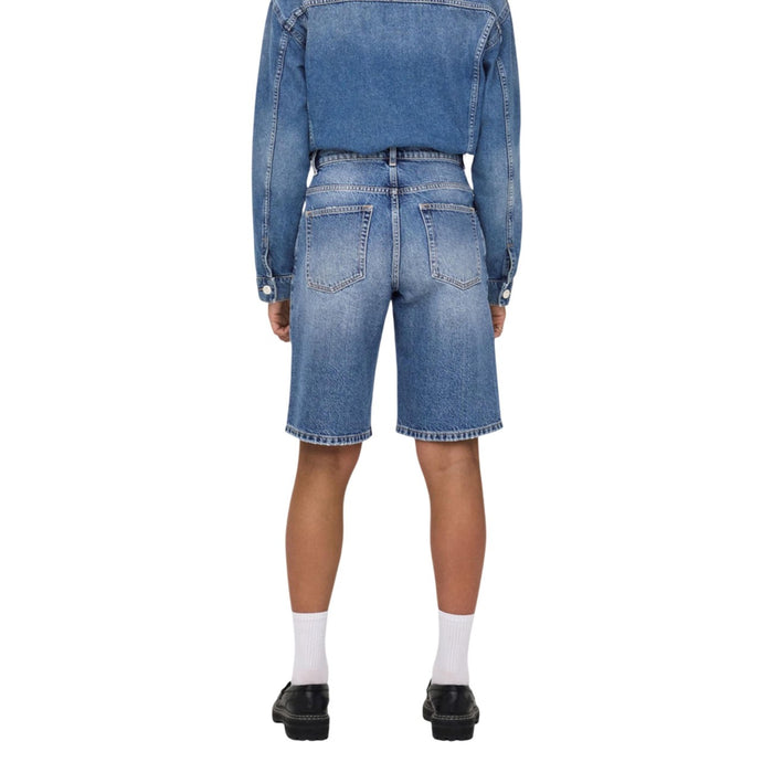 Image 2 : Détail du short Only bleu femme avec poches et finitions soignées — Delvale