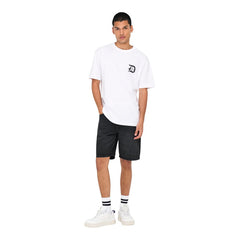 Image 3 : Bermuda Only & Sons noir délavé, finition ourlet brut raw-cut, porté avec baskets blanches — Delvale
