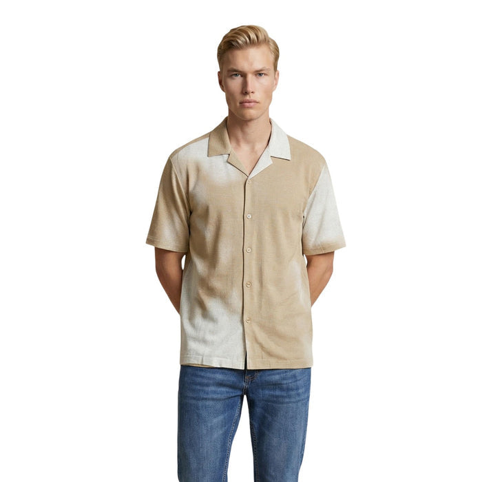 Image 5 : Mannequin homme de profil avec la chemise resort Only & Sons imprimée, coupe relaxed portée avec un jean — Delvale