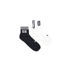 Image 1 : Lot de deux paires de chaussettes Adidas Originals homme, une noire avec rayures blanches et chiffre 03, une blanche avec détails noirs, posées sur fond blanc — Delvale