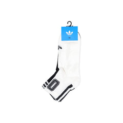 Image 2 : Vue de profil de la chaussette noire Adidas Originals Varsity Pack avec bord côtelé rayé blanc et logo brodé visible — Delvale