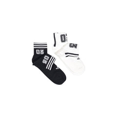 Image 3 : Détail du motif numéroté varsity jacquard sur la chaussette blanche Adidas Originals, logo Trefoil brodé sur la semelle intérieure — Delvale