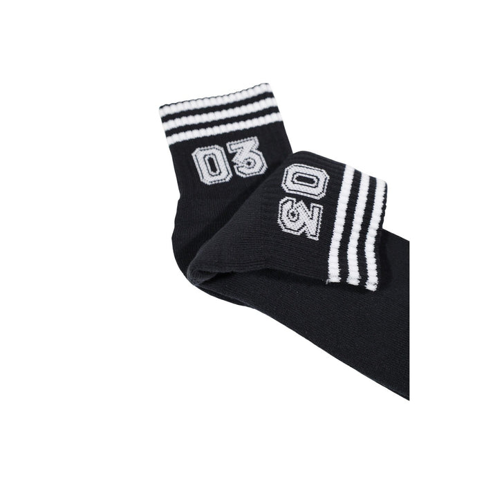 Image 4 : Vue du dessus des deux chaussettes Adidas Originals homme posées côte à côte, coloris noir et blanc contrastés, style sportswear streetwear — Delvale